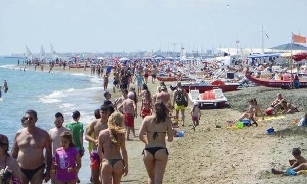 Roma, temperature estive: scatta l’assalto al mare. Il traffico in tempo reale