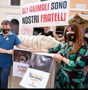 Protesta animalista a Piazza della Malva