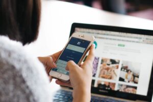 Dalla chat all’incubo in auto, 18enne denuncia abusi: “Violentata in un parcheggio”