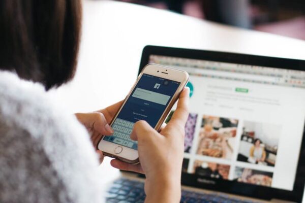 Dalla chat all’incubo in auto, 18enne denuncia abusi: “Violentata in un parcheggio”