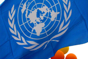 © MARCO MERLINI / LAPRESSE
22-03-2003  ROMA
POLITICA
PIAZZA DEL POPOLO – MANIFESTAZIONE ORGANIZZATA DALL’ULIVO CONTRO LA GUERRA IN IRAQ
NELLA FOTO UNA BANDIERA DELL’ONU CON SULLO SFONDO LA SCRITTA PACE