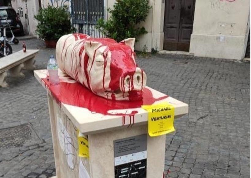 La statua del maiale imbrattata