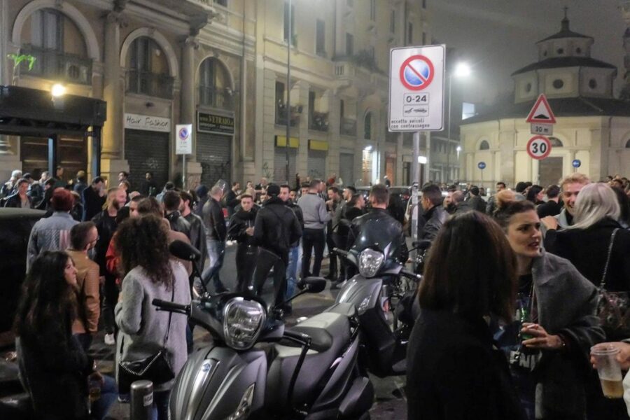 Sfregiato con un coccio di bottiglia, l’amico preso a pugni: l’aggressione omofoba in piena movida