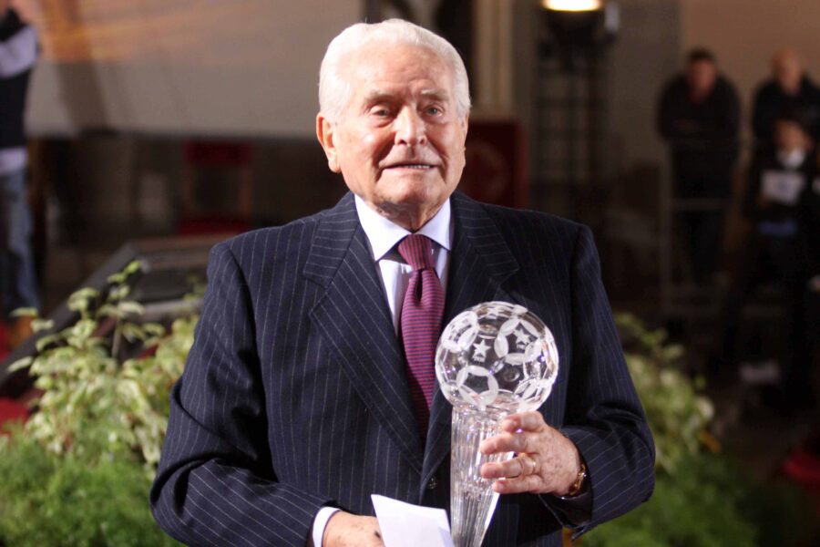 LaPresse
13-12-2012 Firenze, Sala dei Cinquecento di Palazzo Vecchio
sport calcio
Hall of Fame, la Figc consegna i riconoscimenti 2012
Nella foto: Giampiero Boniperti