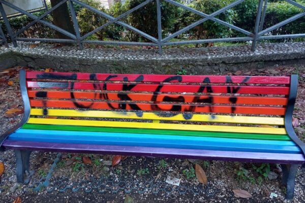 Omofobia, ad Albano vandalizzata la panchine arcobaleno