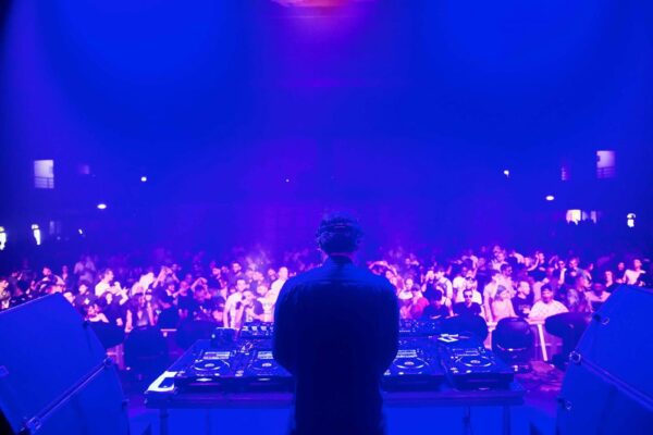 Discoteche, quando si potrà tornare in pista: “Ma gli abusivi fanno già ballare”