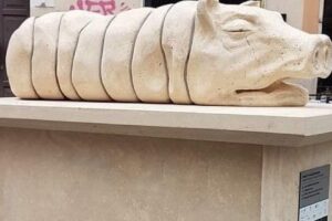 A Trastevere rivolta contro il monumento alla porchetta: fa infuriare romani e animalisti