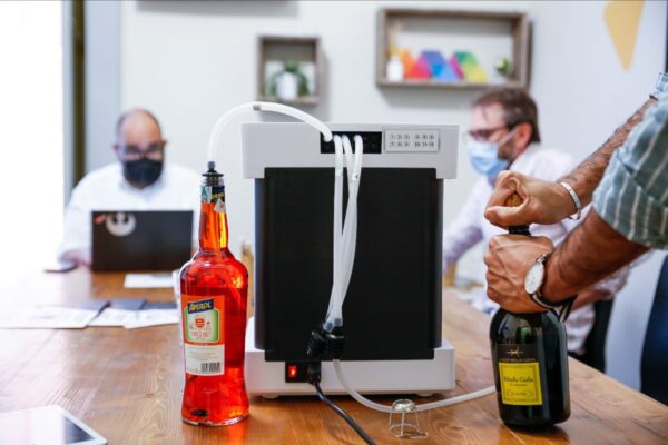 Il bartender può fare 150 cocktail all’ora: arriva Barty, il barista robot made in Sud