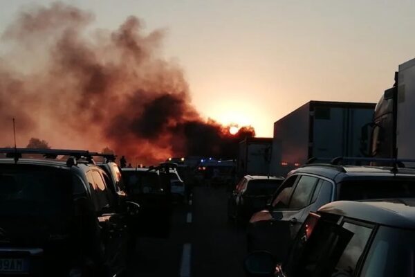 Assalto a furgone portavalori sull’A1: chiodi, spari e mezzi in fiamme ma il colpo fallisce