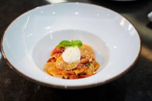 Riapre il tempio del gusto: nuovo menu da sogno per la terrazza Posh di Niko Sinisgalli