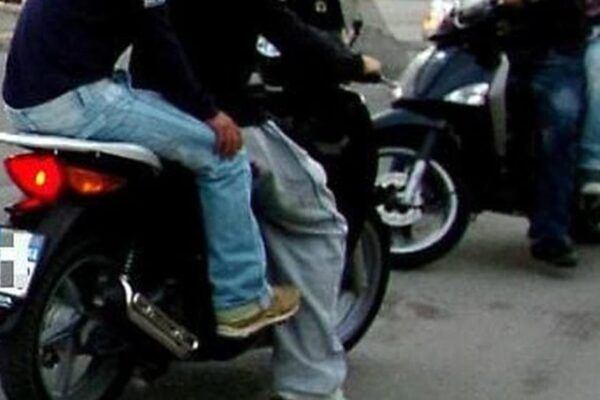 Spari e terrore a Napoli, proiettili contro polizia e fuga a piedi dopo tentativo rapina