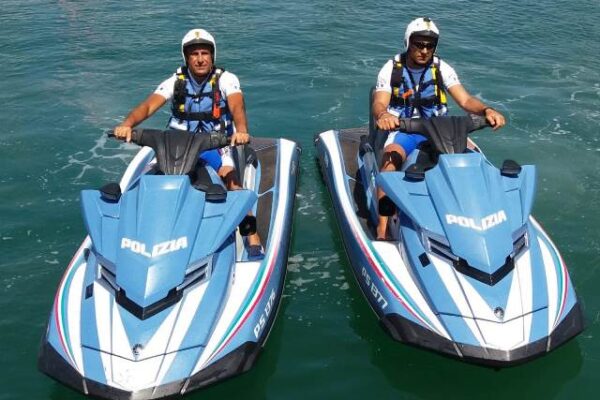 Anzio, barca a vela alla deriva salvata dalla polizia in acqua scooter