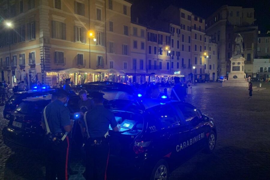Stretta sulla movida, nuova guerriglia a Campo de’ Fiori: ferito un carabiniere