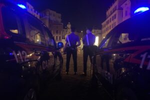 Stretta sulla movida, nuova guerriglia a Campo de’ Fiori: ferito un carabiniere