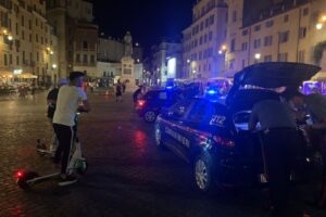Stretta sulla movida, nuova guerriglia a Campo de’ Fiori: ferito un carabiniere