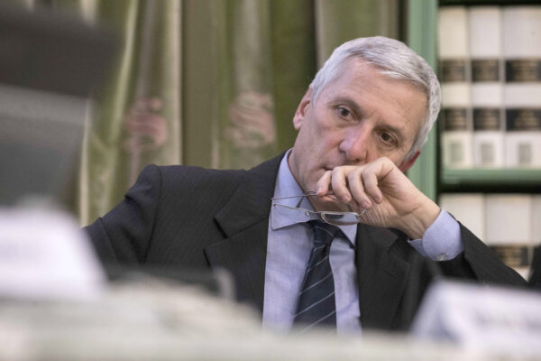 Chi è Massimo Luciani, il professore che deve abolire le correnti con cui intrallazzava…