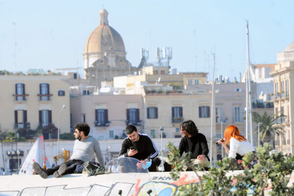 LUNGOMARE DI BARI RAGAZZI  SENZA MASCHERINE