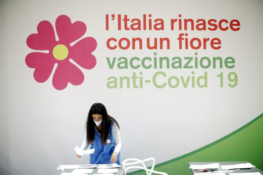 HUB VACCINALE ALLA MOSTRA D’OLTREMARE DI NAPOLI CENTRO VACCINAZIONE VACCINAZIONI ANTI COVID-19 PERSONALE MEDICO SANITARIO