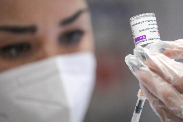 VACCINO VACCINI ANTI COVID-19 ASTRA ZENECA ASTRAZENECA DOSE DOSI VACCINAZIONE VACCINAZIONI