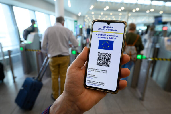 Come ottenere il green pass vaccinale per spostarsi (anche in Europa) e partecipare a eventi e banchetti