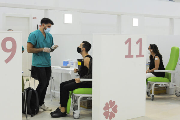 Coronavirus, aumentano i contagi da varianti Delta e Kappa in Italia: zero morti in Lombardia, non accadeva da ottobre