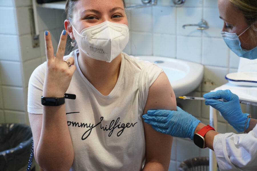 OPEN DAY JUNIOR RAGAZZI BAMBINI ETA’ 12-16 ANNI MINORI MINORENNI
HUB VACCINALE CENTRO VACCINAZIONE VACCINAZIONI ANTI COVID-19 DI VIA JACOBINI
INIEZIONE SOMMINISTRAZIONE VACCINO VACCINI