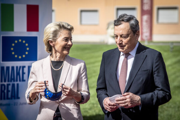 Von der Leyen benedice il Pnrr di Draghi e zittisce il Vaticano Von der Leyen benedice il Pnrr di Draghi e zittisce il Vaticano