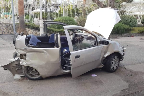 Auto fuori strada, carambola drammatica: un morto e un ferito, corpi estratti dalle lamiere Auto fuori strada, carambola drammatica: un morto e un ferito, corpi estratti dalle lamiere