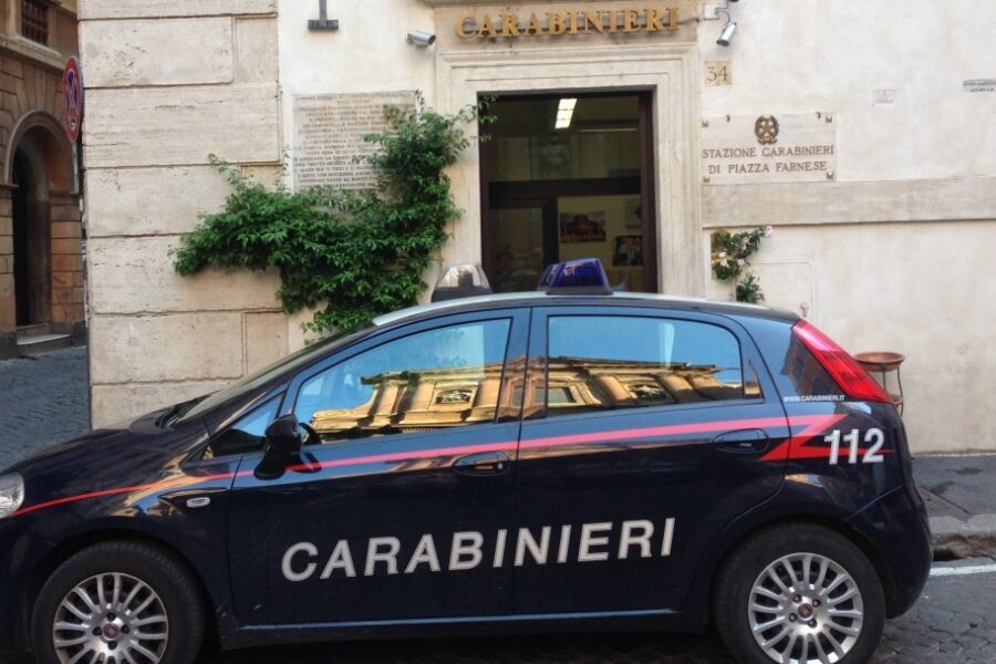 Piazza Farnese, strappano il tricolore dalla caserma dei carabinieri: denunciati 3 francesi