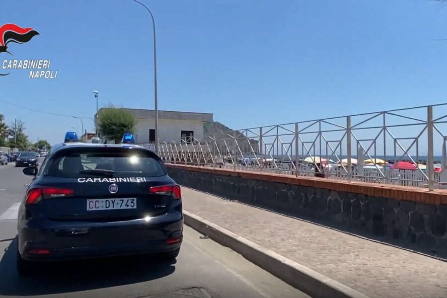 Giovanissimi con coltelli e tirapugni: maxi rissa sul litorale della movida estiva