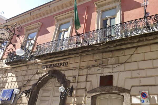 Tangenti per lavori anti-covid nelle scuole, arrestato l’ex vicesindaco: “Posizione da chiarire”