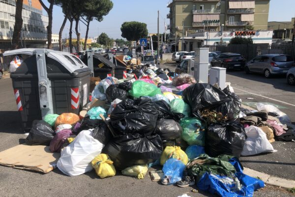 Emergenza rifiuti: Ama: “A settembre rischio nuova crisi con oltre 1000 tonnellate in strada”