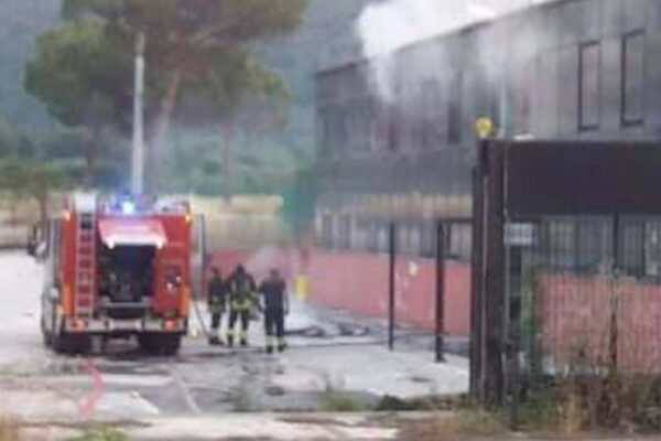 Palamaggiò in fiamme, danni a palestra e uffici: ipotesi dolosa
