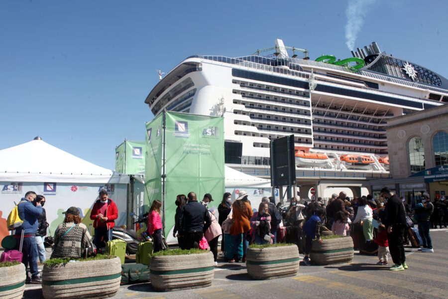 Vaccini Pfizer e Moderna “quasi esauriti”, a Napoli chiudono tre hub su cinque. De Luca: “Ok richiami AstraZeneca ai 60enni”