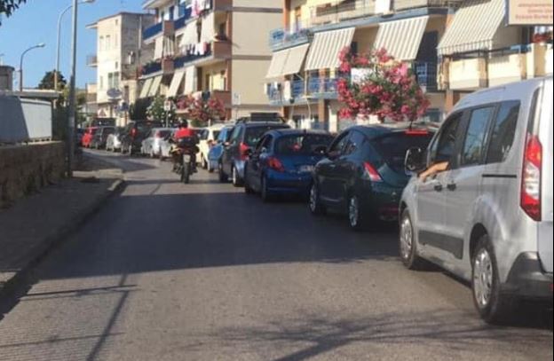 Guerra parcheggi a Bacoli, i gestori dei lidi insorgono: “Così ci giochiamo l’estate”