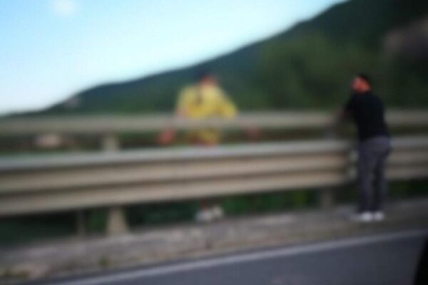 Scavalca il guard rail e minaccia di lanciarsi nel fiume: salvato da carabiniere fuori servizio