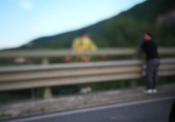 Scavalca il guard rail e minaccia di lanciarsi nel fiume: salvato da carabiniere fuori servizio