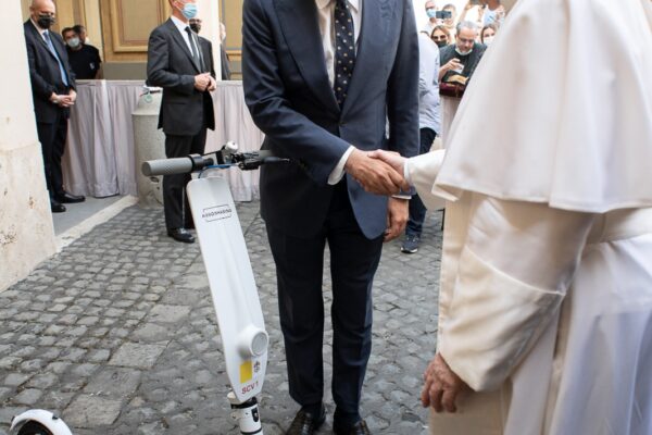 Un monopattino in dono a Papa Francesco da parte di Assosharing