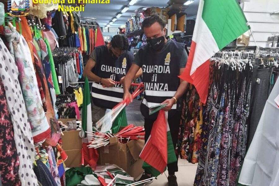 A Napoli i gadget pezzotti per tifare l’Italia agli Europei: sequestrati un milione e mezzo di articoli