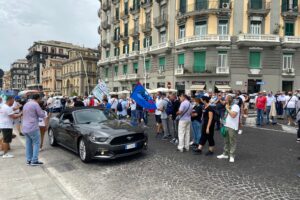 Napoli, traffico in tilt per la manifestazione dei lavoratori Whirpool: passa solo l’auto dello sposo
