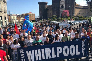 Whirlpool licenzia i 340 dipendenti di Napoli, i sindacati pronti alla battaglia: “Sarà guerra”