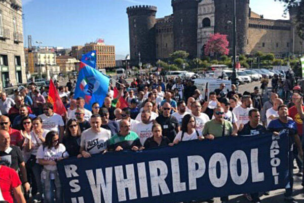 Whirlpool licenzia i 340 dipendenti di Napoli, i sindacati pronti alla battaglia: “Sarà guerra”