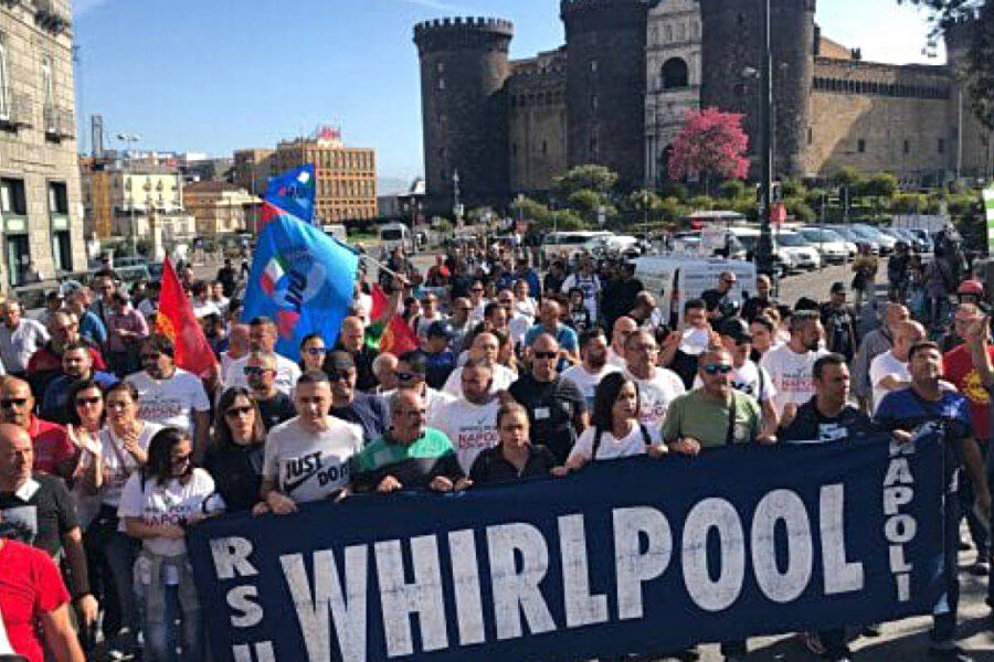 Whirlpool licenzia i 340 dipendenti di Napoli, i sindacati pronti alla battaglia: “Sarà guerra”