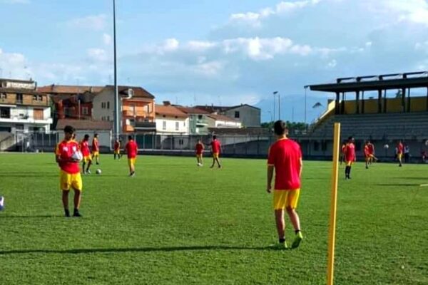 Violentata a 14 anni durante il lockdown, indagati due calciatori campani di 18 anni