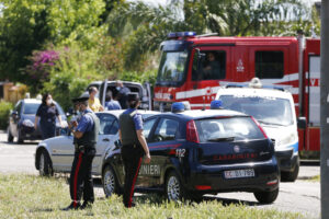 Foto Cecilia Fabiano/ LaPresse 
13 Giugno 2021 Roma (Italia)
Cronaca 
Sparatoria ad Ardea, un uomo uccide due bambini ed un uomo sulla bicicletta 
Nella Foto: i rilievi dei Carabinieri  
Photo Cecilia Fabiano/ LaPresse 
June 13, 2021 Rome (Italy) 
News 
Shooting in the street in Ardea, killed an elderly man and two kids
In The Pic: the police on the shooting place