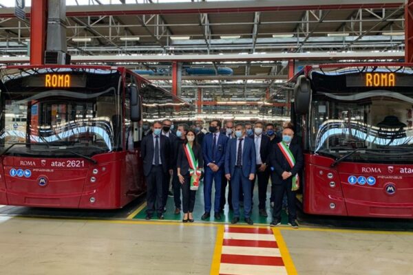 Roma, entrati in servizio altri 60 nuovi bus Atac. Raggi: “Col mio mandato più di 900 bus”