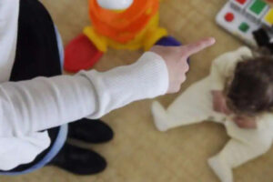 Bimba di 11 mesi avvelenata dalla maestra perché piangeva troppo: orrore a Lione, vittima italiana