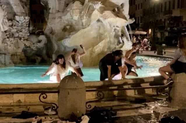 Piazza Navona, cinque ragazzi multati dopo il bagno nella Fontana dei Quattro Fiumi