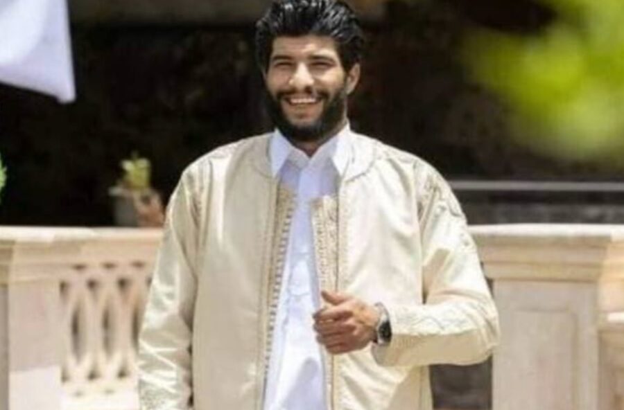 Bija, le foto del matrimonio: solo amici e la macchina con la corona, ma la sposa non c’è