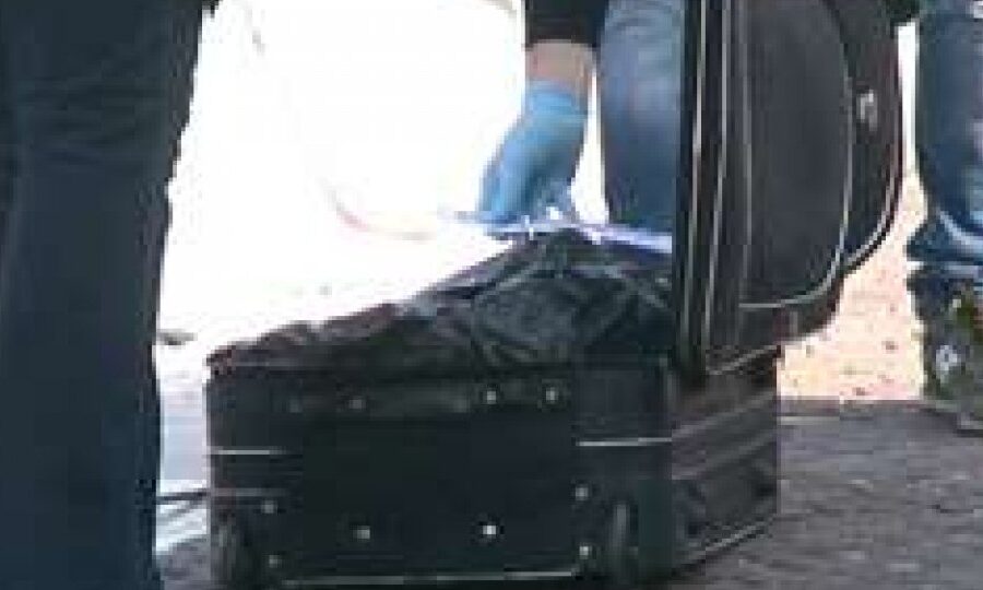Cadavere in una valigia abbandonata, macabra scoperta a Roma